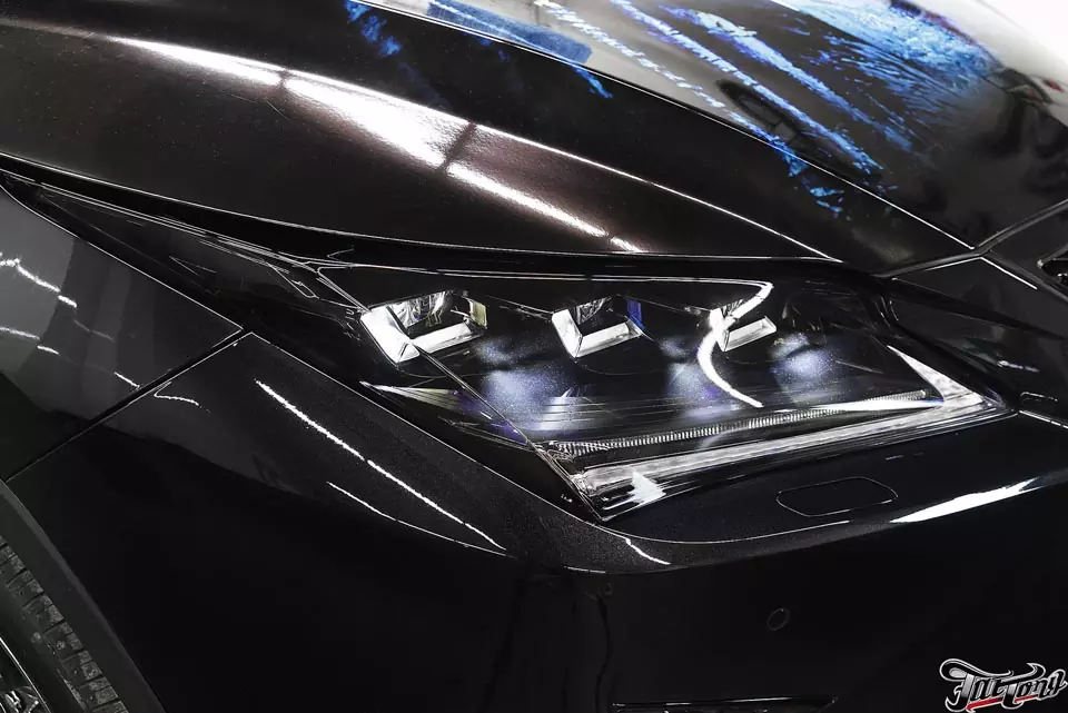 Lexus RX. Окрас масок фар в черный глянец.